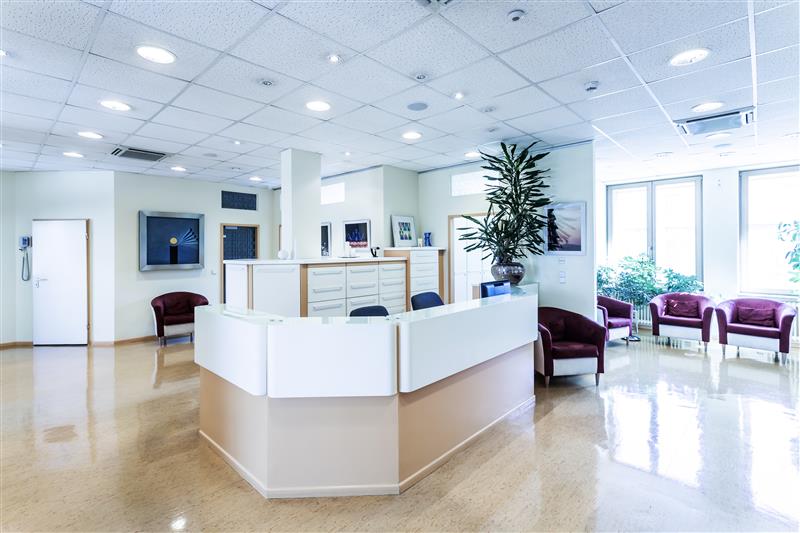 Reinigungsteam bei der professionellen Praxisreinigung in Wülfrath