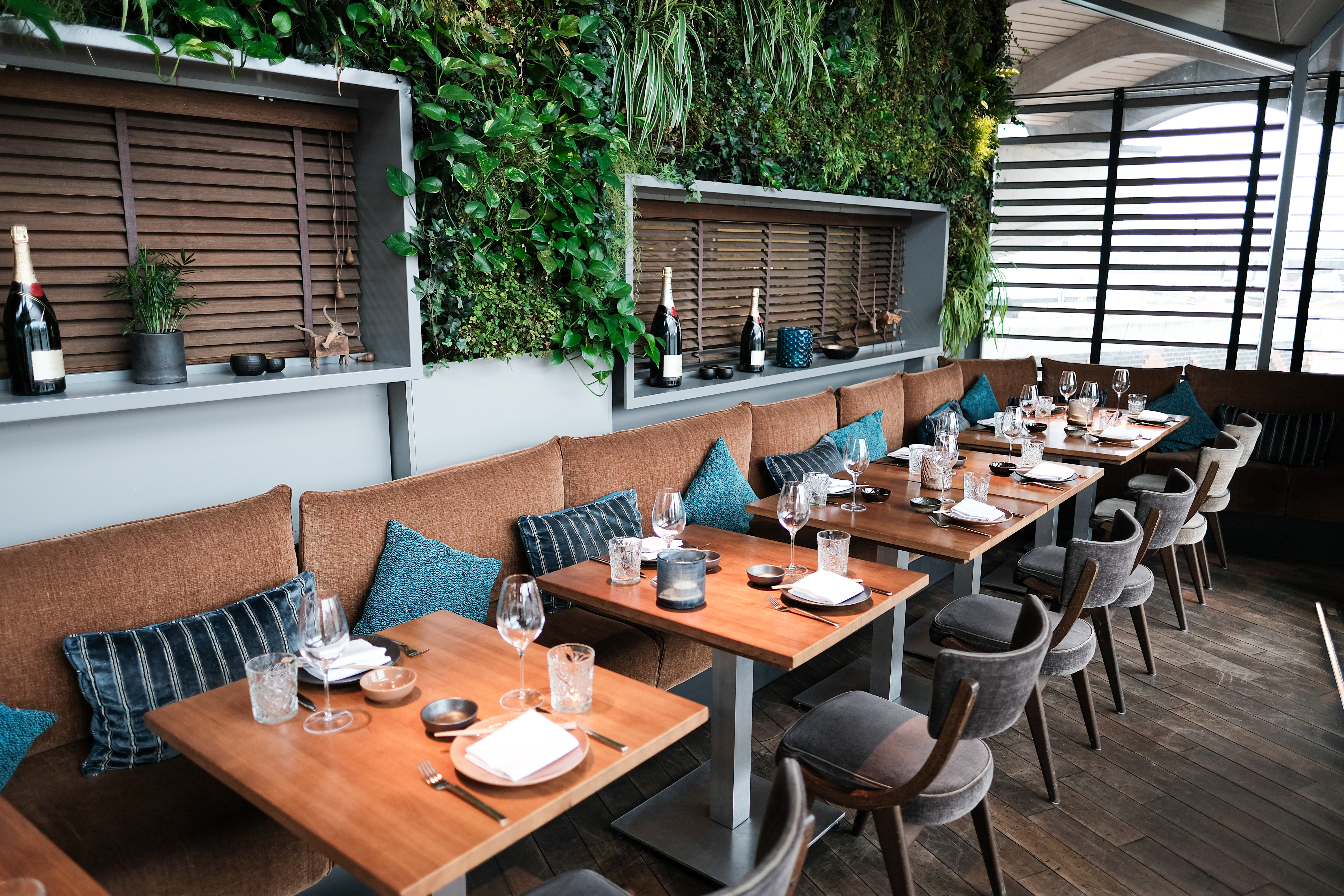 Reinigungsteam bei der professionellen Gastronomiereinigung in Wülfrath